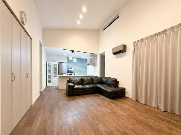 駄原中古の居間・リビング|落ち着いた色合いのフローリングと白い壁が調和したリビングです。天井が高く開放的な空間を感じられます。