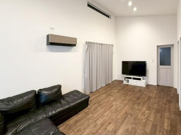 駄原中古の居間・リビング|開放感のあるリビングはシンプルな内装が特徴です。落ち着いた木目調のフローリングが空間に温かみを与えています。大型ソファとテレビが設置しやすい広さです。