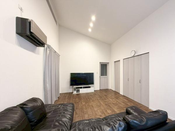 駄原中古の居間・リビング|広々としたリビングは落ち着いた雰囲気と開放的な空間が魅力です。シンプルなデザインで家具の配置も自由度があります。大容量の収納も備わっておりすっきりとした印象を与えます。