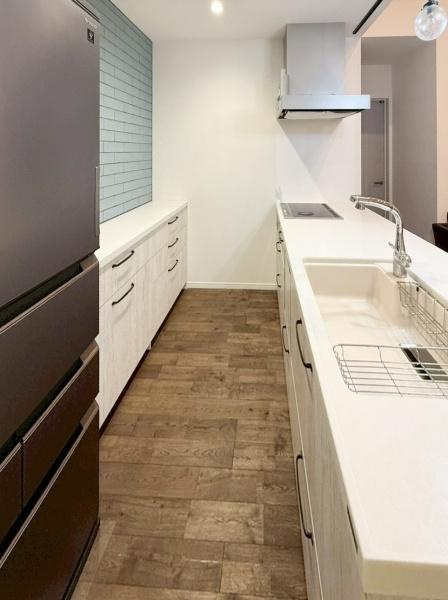 駄原中古のキッチン|キッチンはシンプルなデザインですっきりとした空間が広がっています。収納が豊富で整理しやすく、作業スペースも十分に確保されており清潔感があります。
