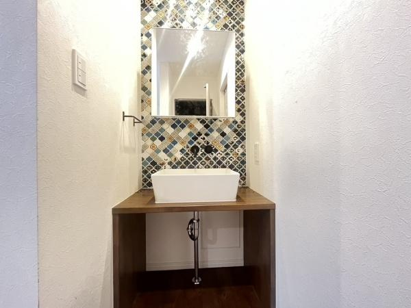 駄原中古の独立洗面台|個性的なタイルが目を引く洗面台です。シンプルなデザインとモダンな雰囲気が印象的です。カウンター下に空間があり収納やごみ箱の配置も考えやすいです。清潔感と遊び心を感じさせるデザインです。