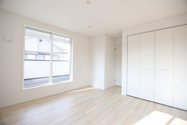 猪野第4-1号棟の洋室|大きな窓から光が差し込む明るい洋室です。白を基調とした内装で開放的な印象が広がります。収納スペースもしっかり確保されています。床材はナチュラルな雰囲気を演出します。