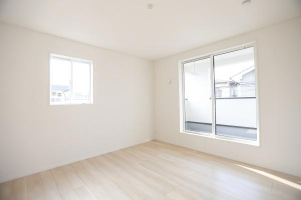 猪野第4-1号棟の洋室|二面採光で室内が明るくナチュラルな雰囲気の洋室です。シンプルな内装で家具の配置がしやすい設計です。大きな窓からバルコニーへのアクセスも快適にできます。落ち着いた色合いのフローリングが特徴です。