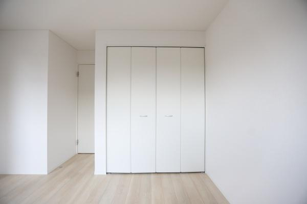 猪野第4-1号棟の洋室|シンプルな内装が清潔感を演出しています。クローゼット付きで収納も充実しています。明るい色合いの床材が印象的な洋室です。無駄のないデザインが魅力的です。
