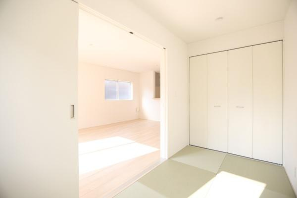 猪野第4-1号棟の和室|明るい日差しが差し込む和室です。シンプルな内装でどんな雰囲気にも調和します。収納スペースが備わっており片付けもしやすいです。引き戸で空間の区切りもスムーズに行えます。清潔感あふれる空間です。