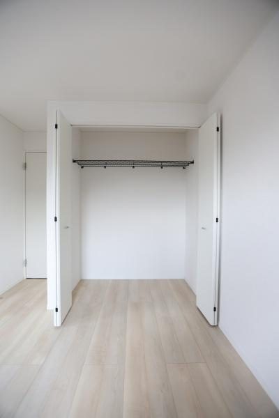 猪野第4-1号棟の収納|収納スペースが広くゆとりある空間が確保されています。シンプルな内装で整理がしやすい印象です。両開きのドアで物の出し入れがしやすい仕様となっています。床や壁が明るい色合いで清潔感があります。