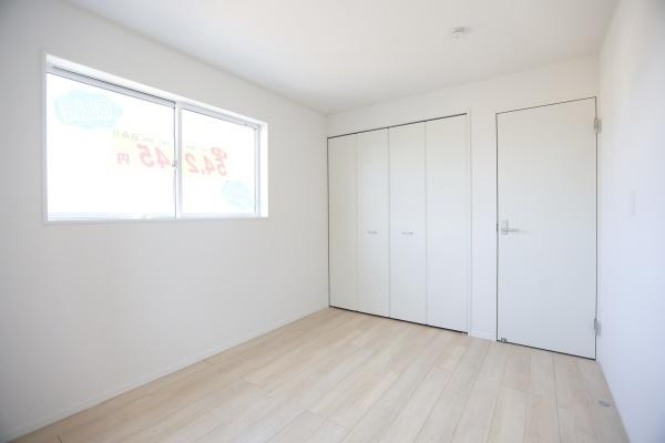 猪野第4-1号棟の洋室|シンプルなデザインの洋室は明るい光が差し込む窓が特徴です。清潔感のある内装で収納スペースもしっかり確保されています。白を基調とした空間が開放感を演出します。クローゼット付きで使い勝手の良い洋室です。