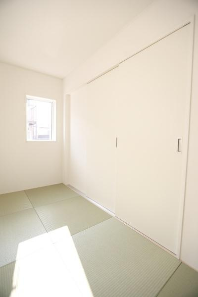 猪野第4-1号棟の和室|シンプルなデザインが特徴の和室です。やわらかな自然光が入る窓が設けられており明るい空間となっています。押入れも備わっているため使い勝手の良さが感じられます。