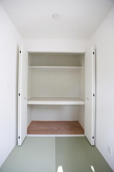 猪野第4-1号棟の収納|シンプルなデザインで収納スペースが広く確保されています。棚板が設けられているため整理整頓しやすい仕様です。すっきりとした印象の収納となっています。使い勝手の良い設計となっています。