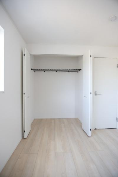 猪野第4-1号棟の収納|明るい室内に調和する収納スペースです。扉が大きく開くため出し入れもしやすい設計となっています。シンプルな造りでさまざまな用途に対応可能です。収納内部もすっきりとまとめやすい設計です。