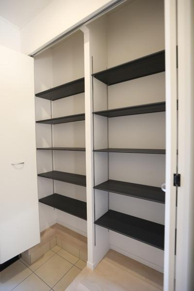 猪野第4-1号棟の玄関|玄関に設置されたシューズボックスが収納力を高めています。棚が多く整理整頓がしやすくなっています。段差のあるタイル床が空間にメリハリを与えています。すっきりとしたデザインが印象的です。