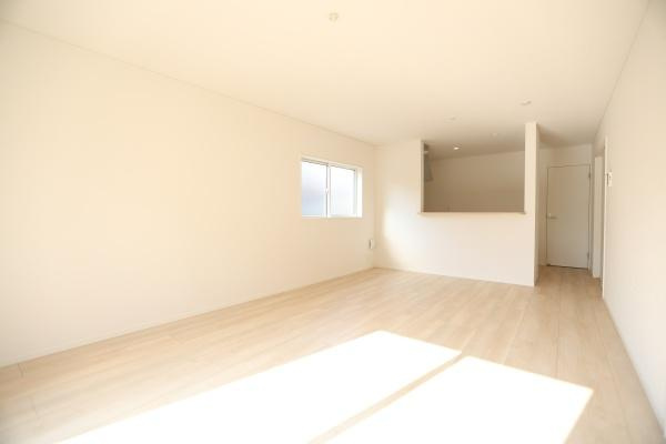 猪野第4-1号棟の居間・リビング|明るい光が差し込むリビングは空間を広く感じられます。シンプルな内装でインテリアも合わせやすい仕様です。ナチュラルなフローリングが落ち着いた雰囲気を演出します。窓からの採光が心地よい印象です。