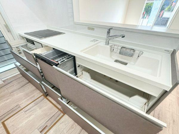 豊饒3丁目4号地のキッチン|収納充実！すっきり片付きます。