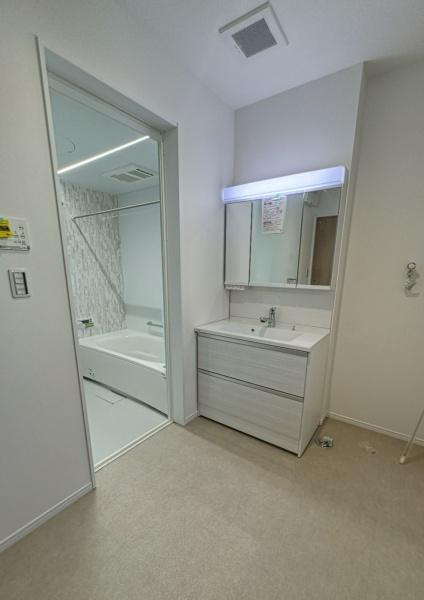 豊饒3丁目4号地の独立洗面台|広々とした洗面室は朝の準備も効率的にできます！スペースも時間も節約でき、毎日のスタートがスムーズに♪