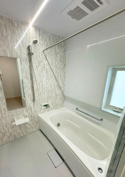 豊饒3丁目4号地の浴室|窓付きのバスルームは日当たり良好で、空気の入れ替えも簡単にでき、清潔さを保ちやすいです！浴室暖房や追い炊き機能も完備しており、寒い季節も快適に過ごせます♪