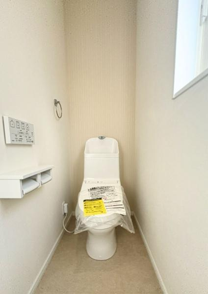 豊饒3丁目4号地のトイレ|トイレはスタイリッシュなデザインで、お手入れもラクラクです。毎日使う場所だからこそ、清潔で心地よい空間が大切。見た目も機能も兼ね備えていて、毎日の生活をもっと快適にします！