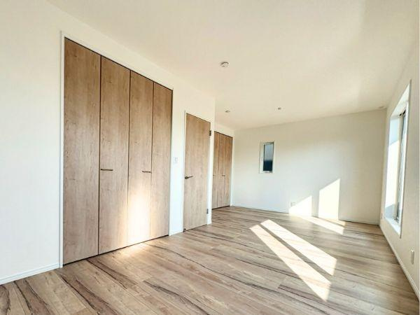 豊饒3丁目4号地の洋室|大きめの収納があり、たくさんの荷物をしまうことができます。