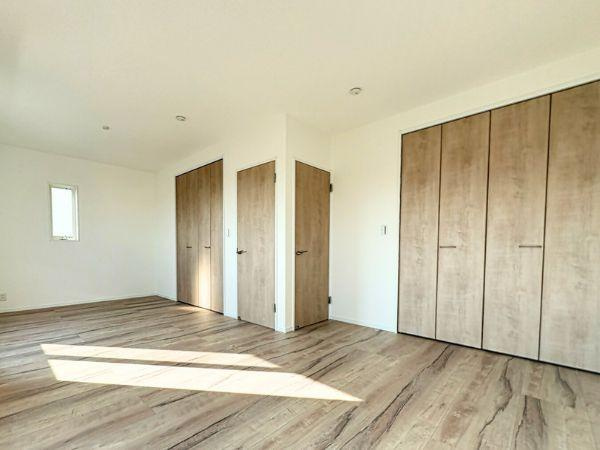 豊饒3丁目4号地の洋室|大きめの収納があり、たくさんの荷物をしまうことができます。