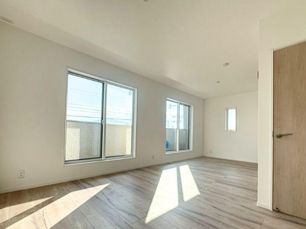 豊饒3丁目4号地の洋室|窓からたっぷりと光が差し込み、明るい洋室。