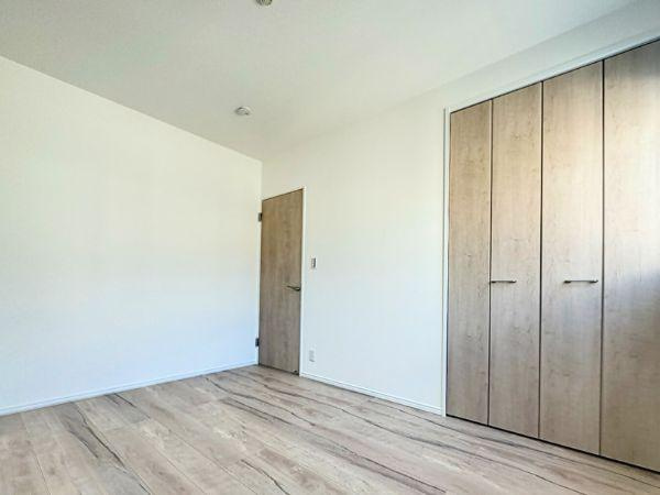 豊饒3丁目4号地の洋室|大きめの収納があり、たくさんの荷物をしまうことができます。