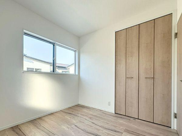 豊饒3丁目4号地の洋室|大きめの収納があり、たくさんの荷物をしまうことができます。