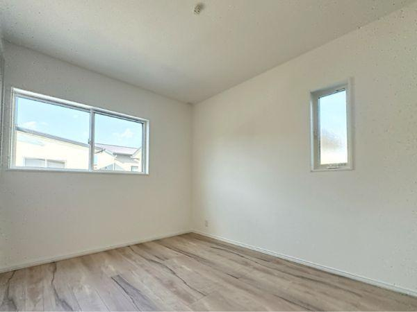 豊饒3丁目4号地の洋室|窓からたっぷりと光が差し込み、明るい洋室。