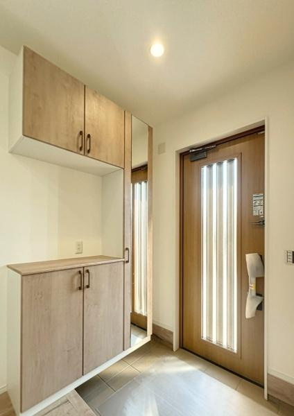 豊饒3丁目4号地の玄関|土間スペースが広く、靴が増えても安心♪ベビーカーや自転車を置いたりとお子様の成長に合わせて活用できそうです。