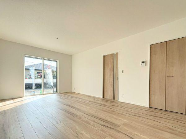 豊饒3丁目4号地の居間・リビング|リビングは広い窓からたっぷりの自然光が入り、一日中気持ちのいい日差しを感じられます！家族や友人と集まる理想的な場所で,暖かな時間を共有し心に残る思い出を作ることができ毎日がもっと特別になりますね！