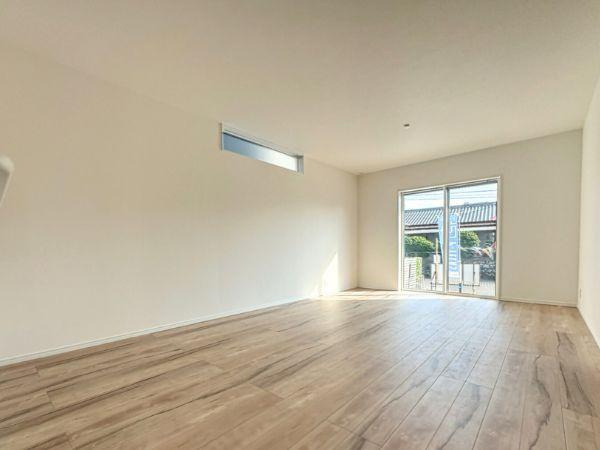 豊饒3丁目4号地の居間・リビング|大きな窓から明るい光が差し込むリビングダイニングです。広々とした空間で家族と顔を合わせる機会も増えますね♪