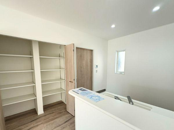 豊饒3丁目4号地のキッチン|対面キッチンは料理をしながら家族の様子を見守れる素敵な設計です！和室で遊ぶお子様を見ながら料理が進められるのはとても便利ですね♪ 家族の温もりを感じながら、料理がもっと楽しい時間に変わります。