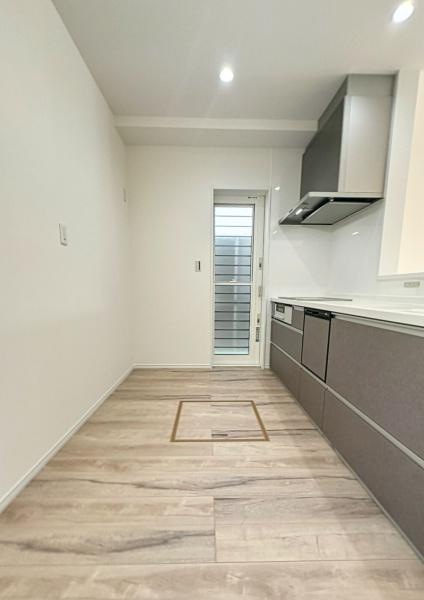 豊饒3丁目4号地のキッチン|シンク下収納は物の出し入れがしやすく、仕分けも簡単な引き出しタイプ。また、家事の時短が叶う食器洗い乾燥機とお手入れが楽なIHクッキングヒーターも完備です◎