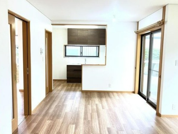 【中古】坂戸市関間3丁目中古住宅の居間・リビング|おしゃれなリビングです