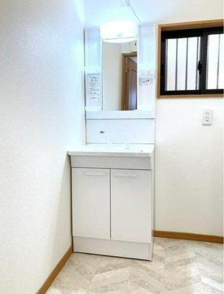 【中古】坂戸市関間3丁目中古住宅の独立洗面台|朝の身支度に欠かせない洗面台です！新品です☆