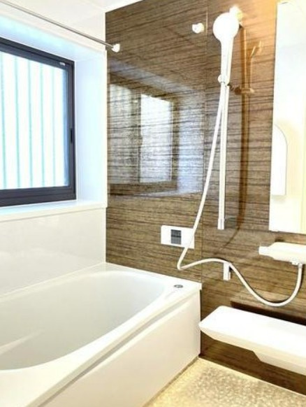 【中古】坂戸市関間3丁目中古住宅の浴室|足の伸ばせるバスタブでリラックスタイムを過ごしましょう！こちらも新品です！