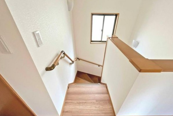 【中古】坂戸市関間3丁目中古住宅の内装|手すり付き階段
