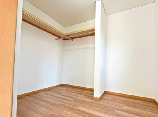 【中古】坂戸市関間3丁目中古住宅の洋室|大容量のウォークインクローゼット