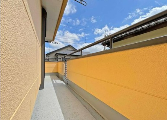 【中古】坂戸市関間3丁目中古住宅のバルコニー|陽当り良好なワイドバルコニーです！