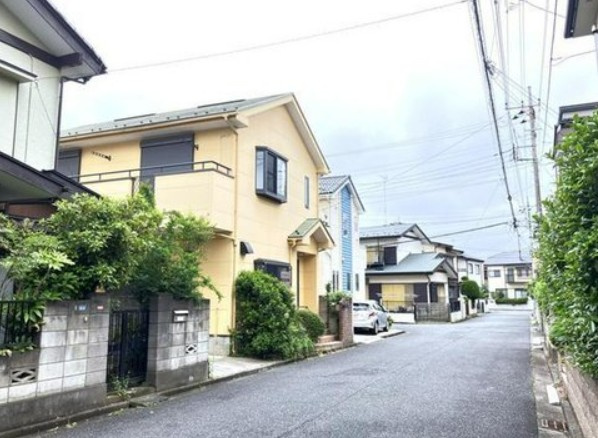 【中古】坂戸市関間3丁目中古住宅の前面道路含む現地写真|前面道路含む現地写真です