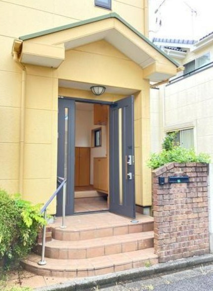 【中古】坂戸市関間3丁目中古住宅の玄関|綺麗な玄関アプローチです☆