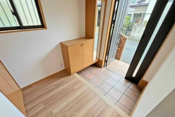 【中古】坂戸市関間3丁目中古住宅の玄関|明るい玄関ホールです！