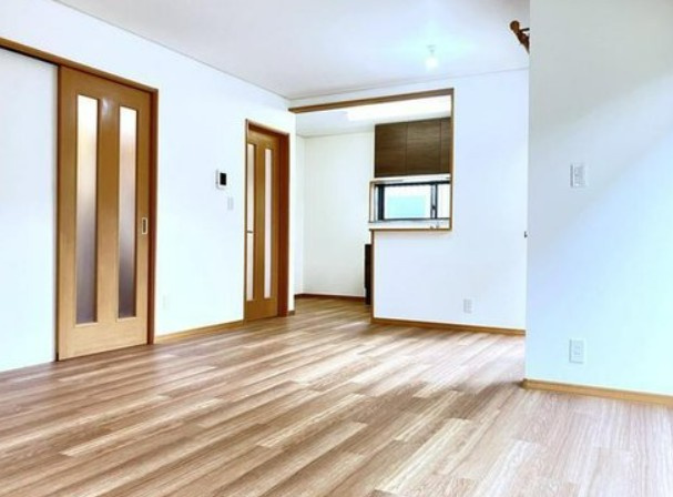 【中古】坂戸市関間3丁目中古住宅の居間・リビング|リビングです