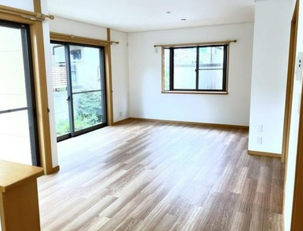 【中古】坂戸市関間3丁目中古住宅の居間・リビング|ゆったり過ごせる居間です