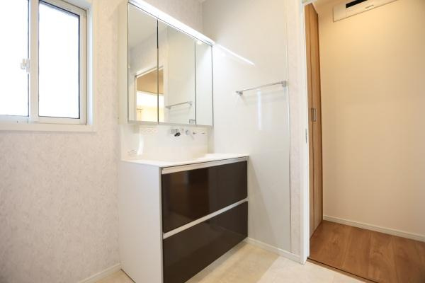 大字角子原　中古の独立洗面台|洗面台は大きな鏡が備わっており毎日の身支度が快適に行えます。収納スペースも充実しているためさまざまなアイテムを整理できます。窓があり自然光が差し込む明るい空間です。