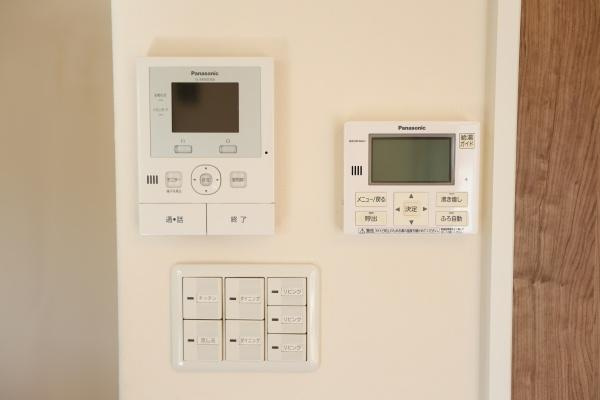 大字角子原　中古のその他|壁に設置された操作パネルが使いやすい位置に配置されています。シンプルなデザインでまとまりがありインテリアにも自然に溶け込みます。細かい設定も手元で簡単に対応可能です。