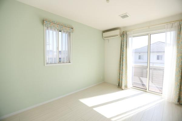 大字角子原　中古の洋室|大きな窓からたっぷり光が差し込む洋室です。明るい壁色と床が調和し部屋全体を開放的な印象にしています。エアコンも設置済みで快適な室内環境が保てます。窓が二面あるため風通しも良好です。