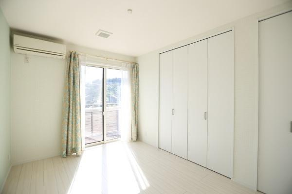 大字角子原　中古の洋室|クローゼットが備え付けられており収納も便利です。清潔感のある内装が特徴です。