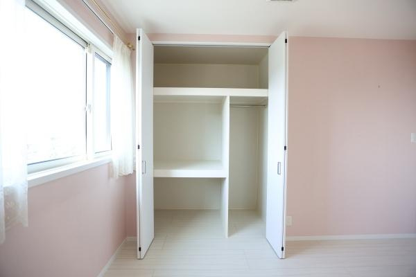 大字角子原　中古の収納|明るい室内に調和する収納スペースです。棚や仕切りが設けられており整理整頓がしやすい設計です。扉付きで見た目もすっきり保てます。日差しが差し込む室内にも合うデザインです。