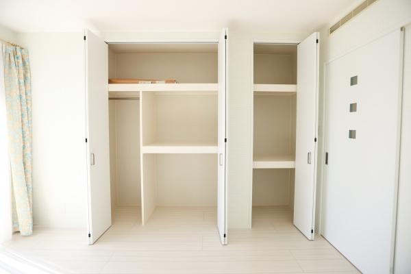 大字角子原　中古の収納|収納スペースが広々としており日常使いのアイテムから季節物までしっかりと整理できます。扉付きで見た目もすっきりとまとまります。棚の高さが異なりさまざまな用途に対応できる設計です。