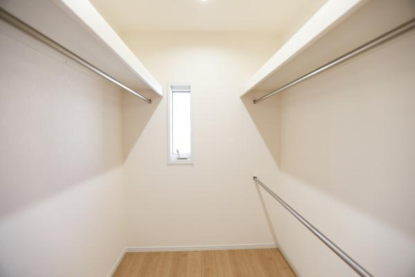 大字角子原　中古の収納|十分な収納スペースが確保されたクローゼット。服やバッグ、スーツケースなどを効率よく収納でき、整理整頓も簡単。