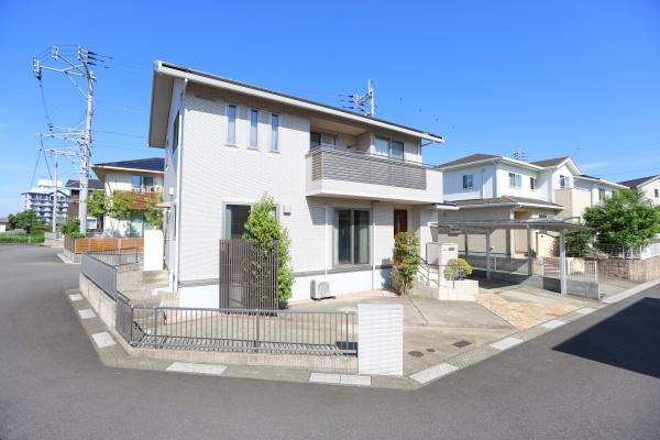 大字角子原　中古の外観|開放感のある角地に建つ明るい日差しが差し込む外観です。シンプルで洗練されたデザインが特徴です！